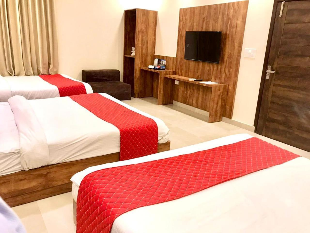 Hampton Hotel - 200 Mt From Golden Temple Amritsar Esterno foto