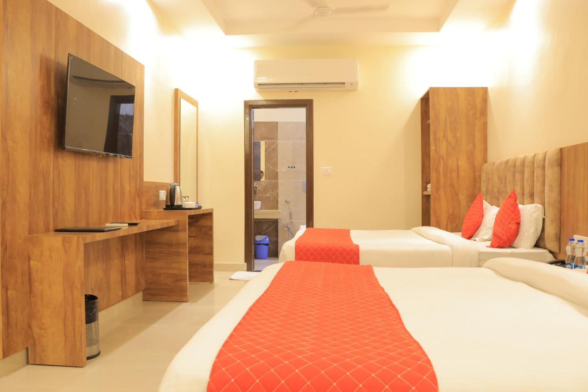 Hampton Hotel - 200 Mt From Golden Temple Amritsar Esterno foto
